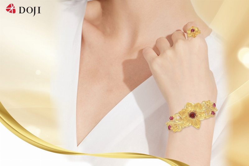 Kết nối cơ thể con người với môi trường và năng lượng xung quanh, liên quan đến nóng tai phải nữ